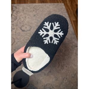 The Cozy Slippers Snowflake Size M 8-10 NEW